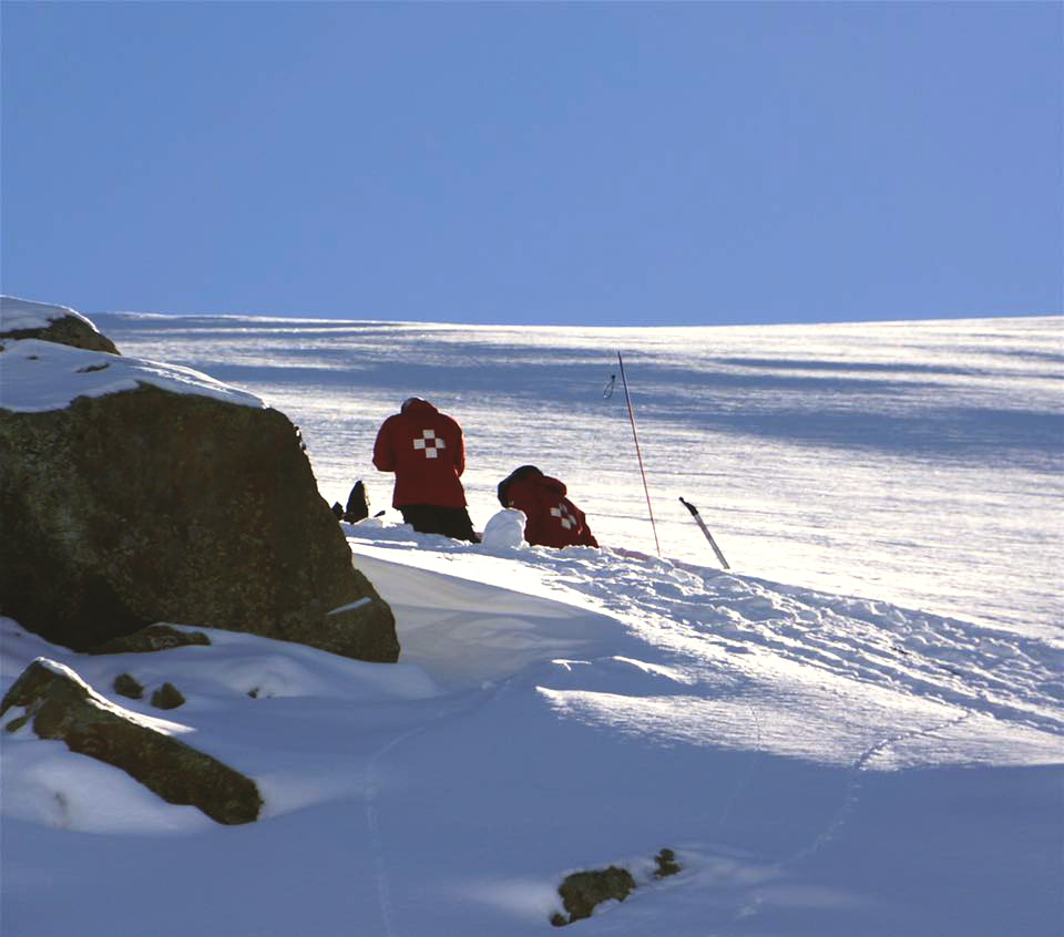 Лыжный патруль Гульмарга тестирует снежный покров