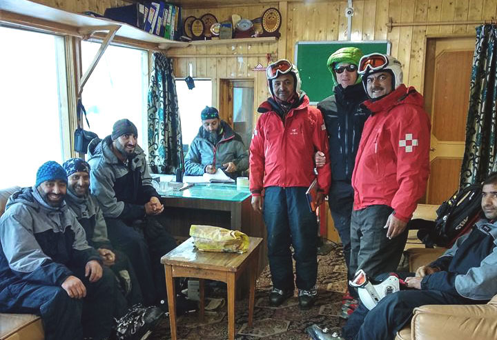 Лавинщик и лыжный патруль приступили к работе в новом сезоне в Гульмарге