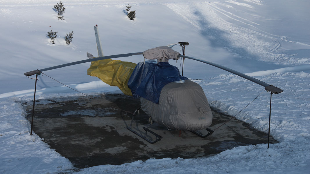 Вертолет хели-ски на парковке в Гульмарге